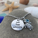 "Keep swimming" feliratos ezüst teknős nyakék